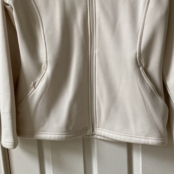 The north face cream color zip up jacket with front side pockets. 27 inches long - Picture 4 of 6